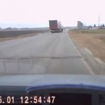Motorista de caminhão desviando de zumbi na Rússia