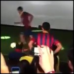 Neymar cai sozinho em evento publicitário em Bangk...