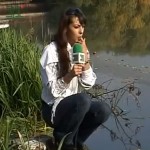 Repórter faz teste para saber se rio é poluído