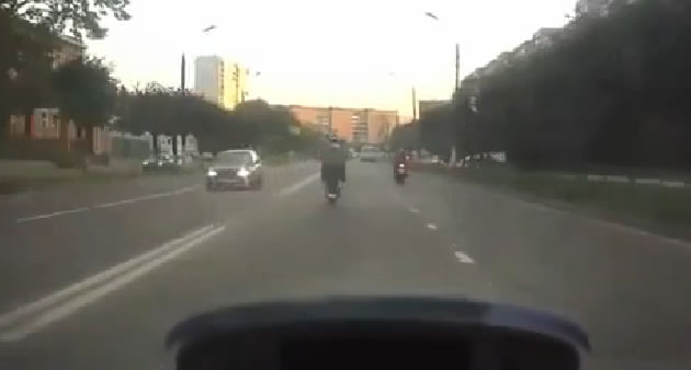 Motoqueiro causando no trânsito e levando a pior