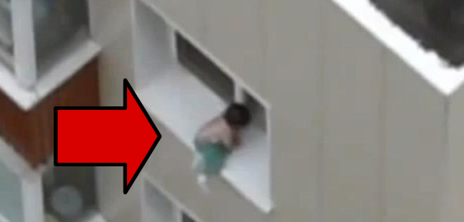 Criança flagrada brincando na janela do 12º andar