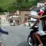 Homens de moto atiram contra rapaz ao celular