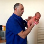 Jeito russo de examinar um bebê recém nascido