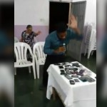 Pastor faz orações para os celulares dos fieis só ...