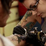 Mulheres curtem homens com tattoo