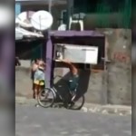 Fretando uma geladeira em uma bicicleta