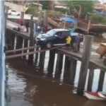Colocando um carro dentro de um barco