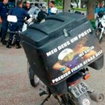 Meme na moto faz motoboy levar multa