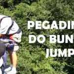 Pegadinha do bungee jump faz amigo cagar nas calça...