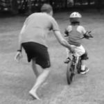Como ensinar uma criança a andar de bicicleta? Tir...