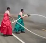 Bombeiros apagando fogo vestidos de mulher