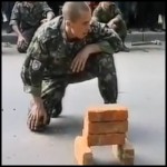 Soldado russo mostra toda sua eficiência em quebra...