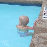 Bebê que mal anda sozinho atravessa piscina nadand...
