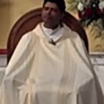 Video flagra padre tocando uma durante missa
