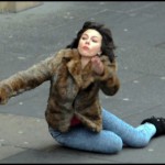 Scarlett Johansson cai na rua durante filmagens