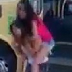 Meninas tentam fazer pegadinha do ônibus mas falha...