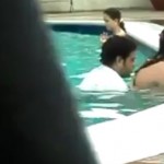 Casal fazendo fisioterapia na piscina