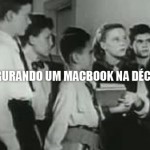 Garota segurando um Macbook na década de 50