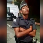 Policial eficiente faz guarda de pé até dormindo