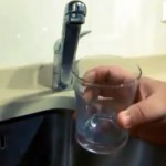Tutorial de como beber um copo de água
