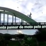 Cearense tenta passar de moto pelo arco da ponte e...