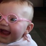 Bebê com 7 graus de miopia ganha óculos e enxerga ...