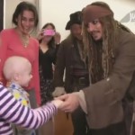 Johnny Depp visita crianças em hospital vestido de...