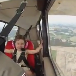 Levando o filho num rolê de avião
