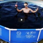 Nadando numa piscina de Coca Cola