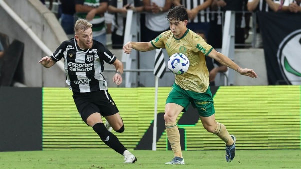 O jogador Agustín Giay, da SE Palmeiras, disputa bola com o jogador do Ceará SC, durante partida válida terceira fase, da Copa do Brasil, na Arena Castelão. (Foto: Cesar Greco/Palmeiras/by Canon)